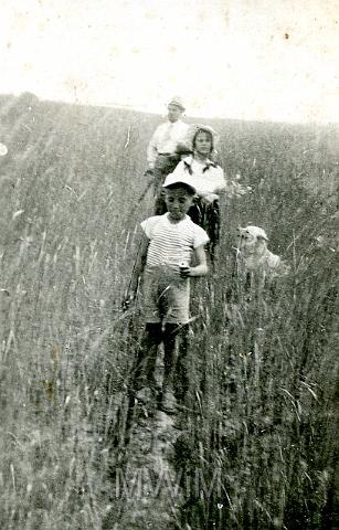 KKE 070.jpg - Ostatni w rzędzie: Włodzimierz Nahorny senior, z dziećmi Ireną i Jerzym, Hurbiszcze, maj 1936 r.